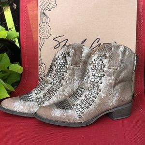 Sheryl Crow Foe Distressed Gold Boot - Size 10